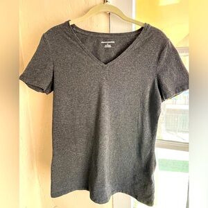 SET OF 4 Amazon Essentials V-Neck T-Shirts, M